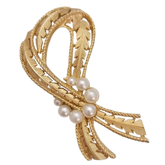 Trifari Crown Over T Gold Tone Faux Pearl Leafy Ribbon Knot Textured Brooch E122 - Picture 2 of 10